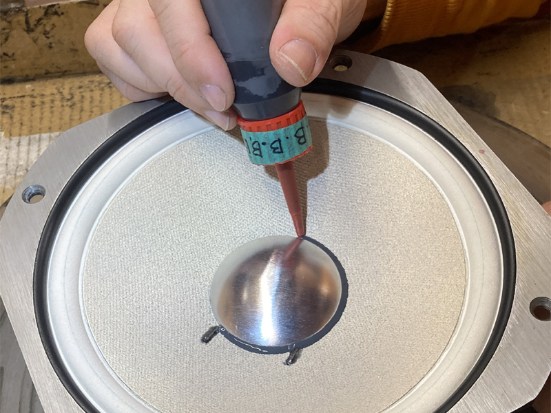 センターキャップ接着作業